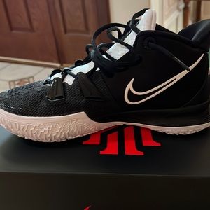 NWT Kyrie 7 size 8 Mens